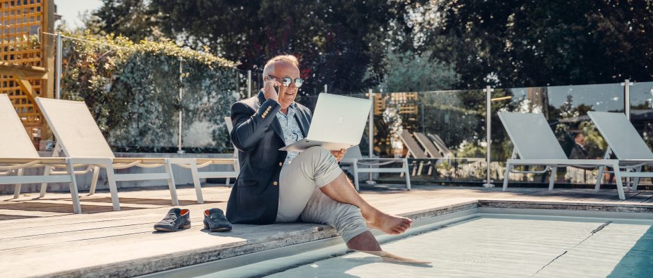 Travailler au bord de la piscine